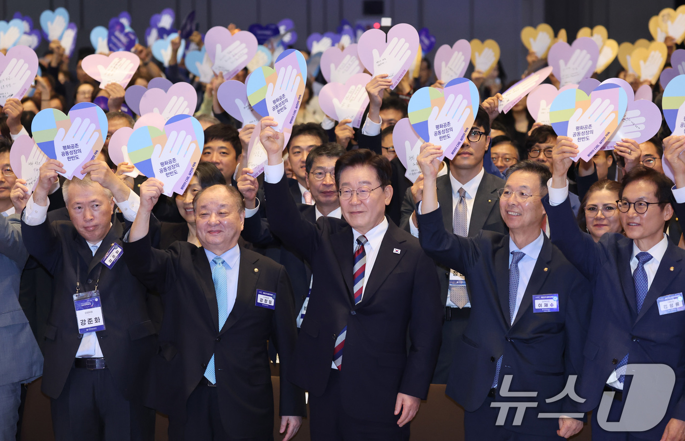 (인천=뉴스1) 이재명 기자 = 이재명 대통령이 2일 인천 중구 인스파이어 리조트에서 열린 제22기 민주평통 미주지역회의 평화공존 정책 대화에서 참석자들과 '평화의 다짐, 실천의 …