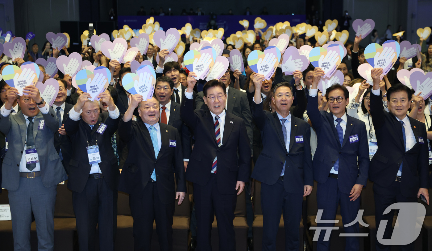 (인천=뉴스1) 이재명 기자 = 이재명 대통령이 2일 인천 중구 인스파이어 리조트에서 열린 제22기 민주평통 미주지역회의 평화공존 정책 대화에서 참석자들과 '평화의 다짐, 실천의 …