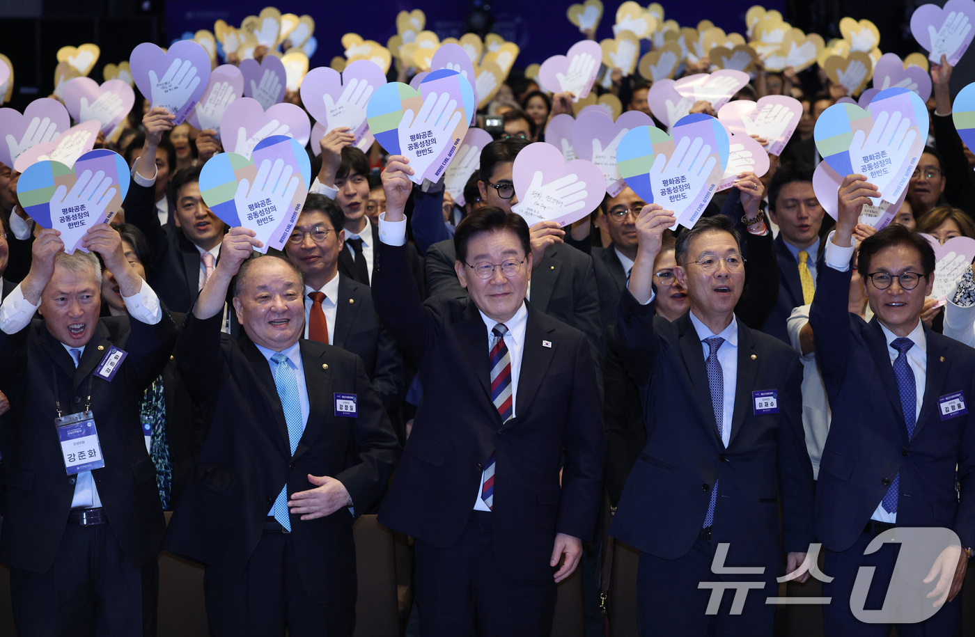 (인천=뉴스1) 이재명 기자 = 이재명 대통령이 2일 인천 중구 인스파이어 리조트에서 열린 제22기 민주평통 미주지역회의 평화공존 정책 대화에서 참석자들과 '평화의 다짐, 실천의 …
