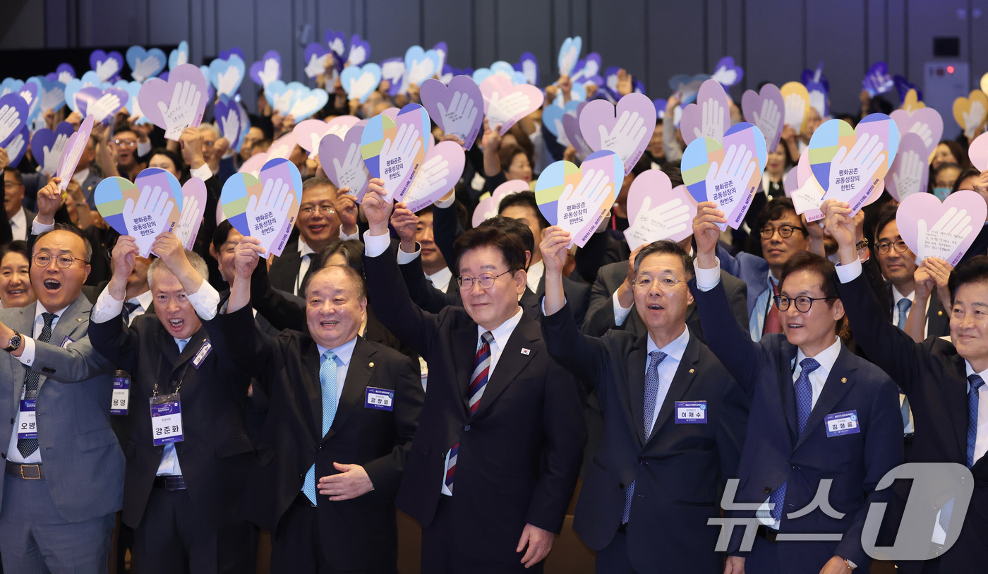 (인천=뉴스1) 이재명 기자 = 이재명 대통령이 2일 인천 중구 인스파이어 리조트에서 열린 제22기 민주평통 미주지역회의 평화공존 정책 대화에서 참석자들과 '평화의 다짐, 실천의 …