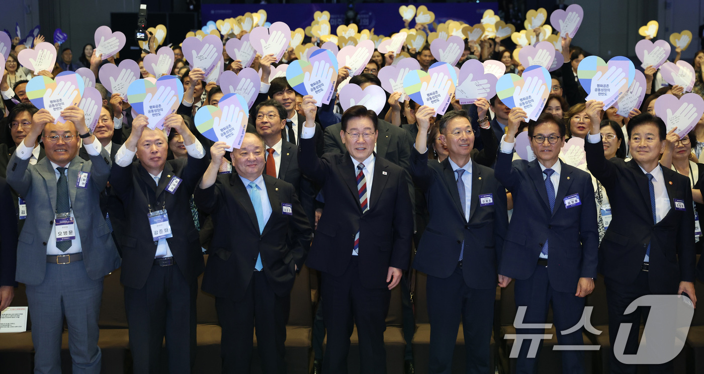 (인천=뉴스1) 이재명 기자 = 이재명 대통령이 2일 인천 중구 인스파이어 리조트에서 열린 제22기 민주평통 미주지역회의 평화공존 정책 대화에서 참석자들과 '평화의 다짐, 실천의 …
