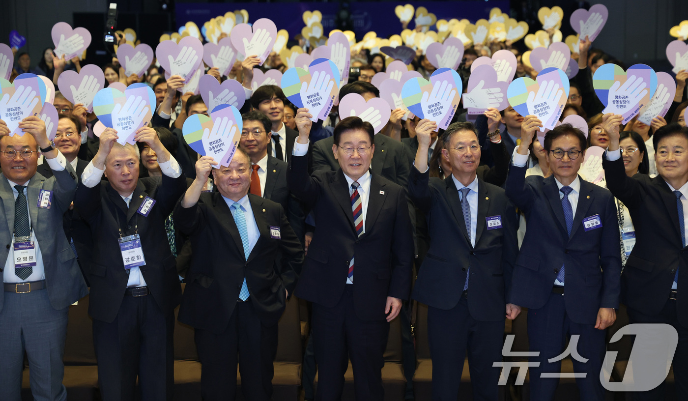 (인천=뉴스1) 이재명 기자 = 이재명 대통령이 2일 인천 중구 인스파이어 리조트에서 열린 제22기 민주평통 미주지역회의 평화공존 정책 대화에서 참석자들과 '평화의 다짐, 실천의 …