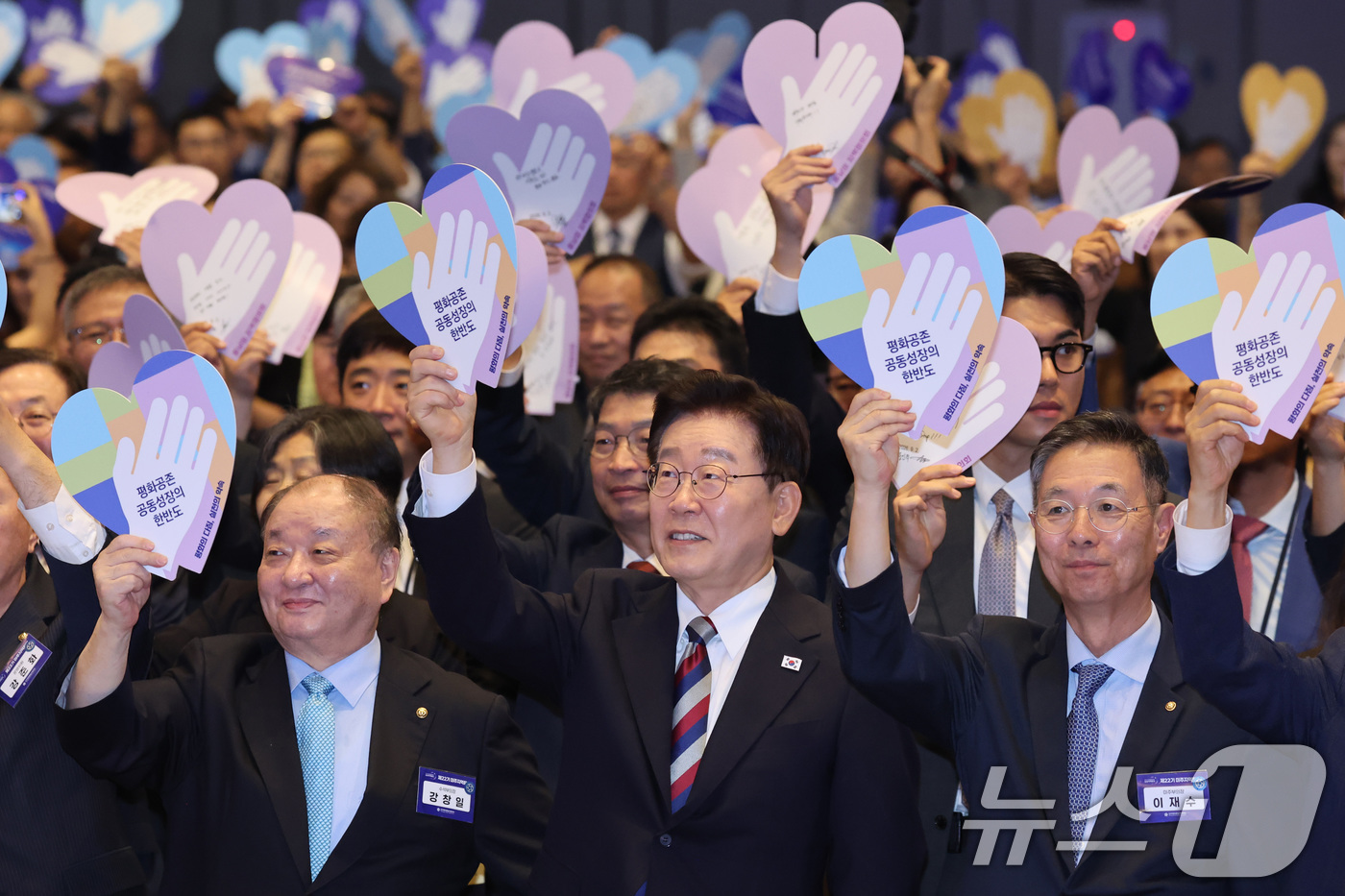 (인천=뉴스1) 이재명 기자 = 이재명 대통령이 2일 인천 중구 인스파이어 리조트에서 열린 제22기 민주평통 미주지역회의 평화공존 정책 대화에서 참석자들과 '평화의 다짐, 실천의 …