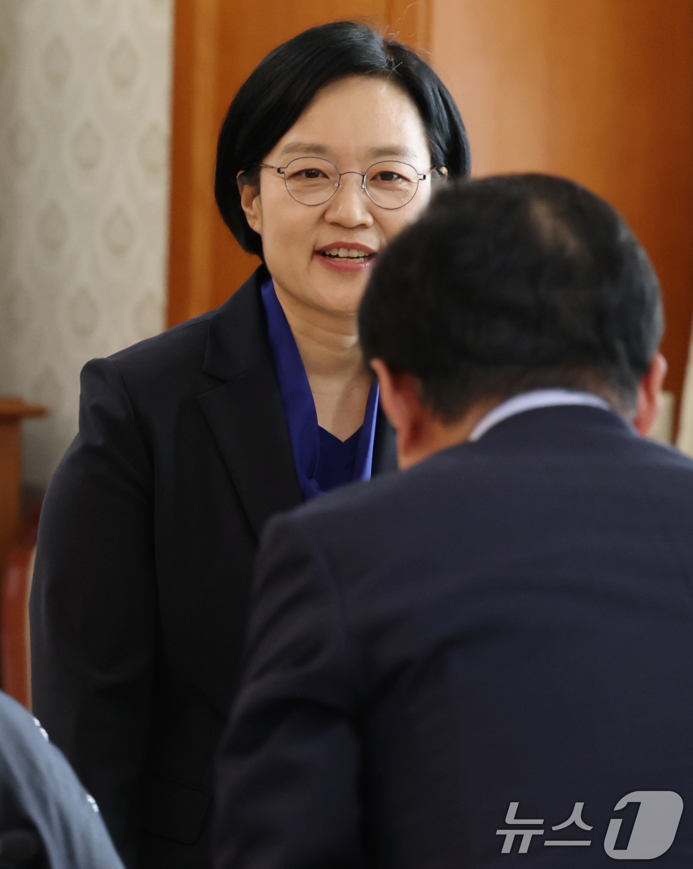 (서울=뉴스1) 이종덕 기자 = 한성숙 국무총리가 2일 서울 종로구 정부서울청사에서 열린 해상풍력발전위원회 위촉식에서 김성환 기후환경에너지부 장관과 인사를 나누고 있다. 2026. …