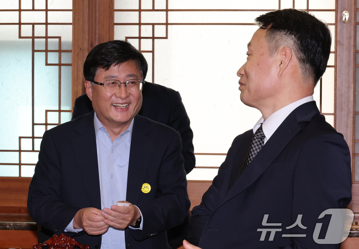 (서울=뉴스1) 이종덕 기자 = 김성환 기후환경에너지부 장관이 2일 서울 종로구 정부서울청사에서 열린 해상풍력발전위원회 회의에 앞서 참석자들과 인사를 나누고 있다.  2026.9. …