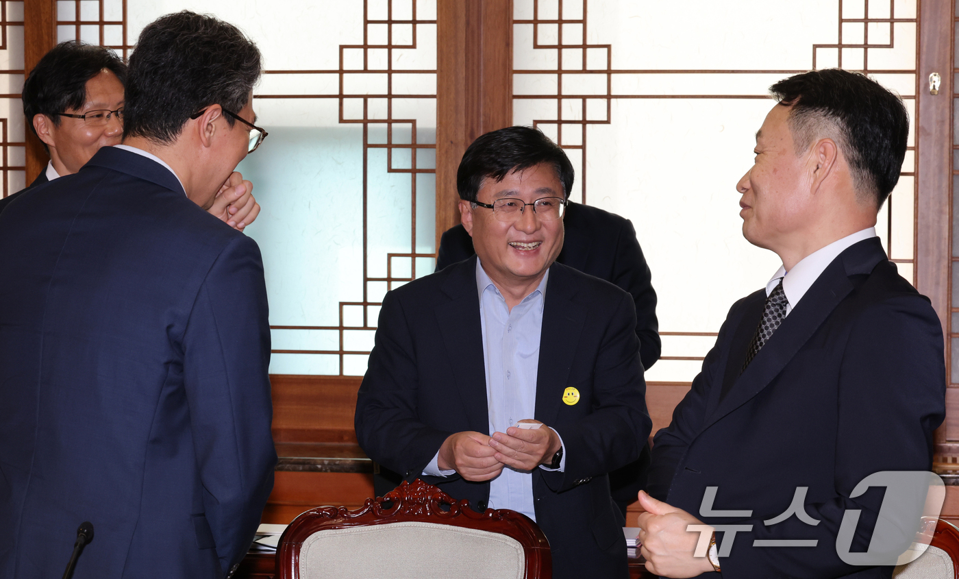 (서울=뉴스1) 이종덕 기자 = 김성환 기후환경에너지부 장관이 2일 서울 종로구 정부서울청사에서 열린 해상풍력발전위원회 회의에 앞서 참석자들과 인사를 나누고 있다.  2026.9. …