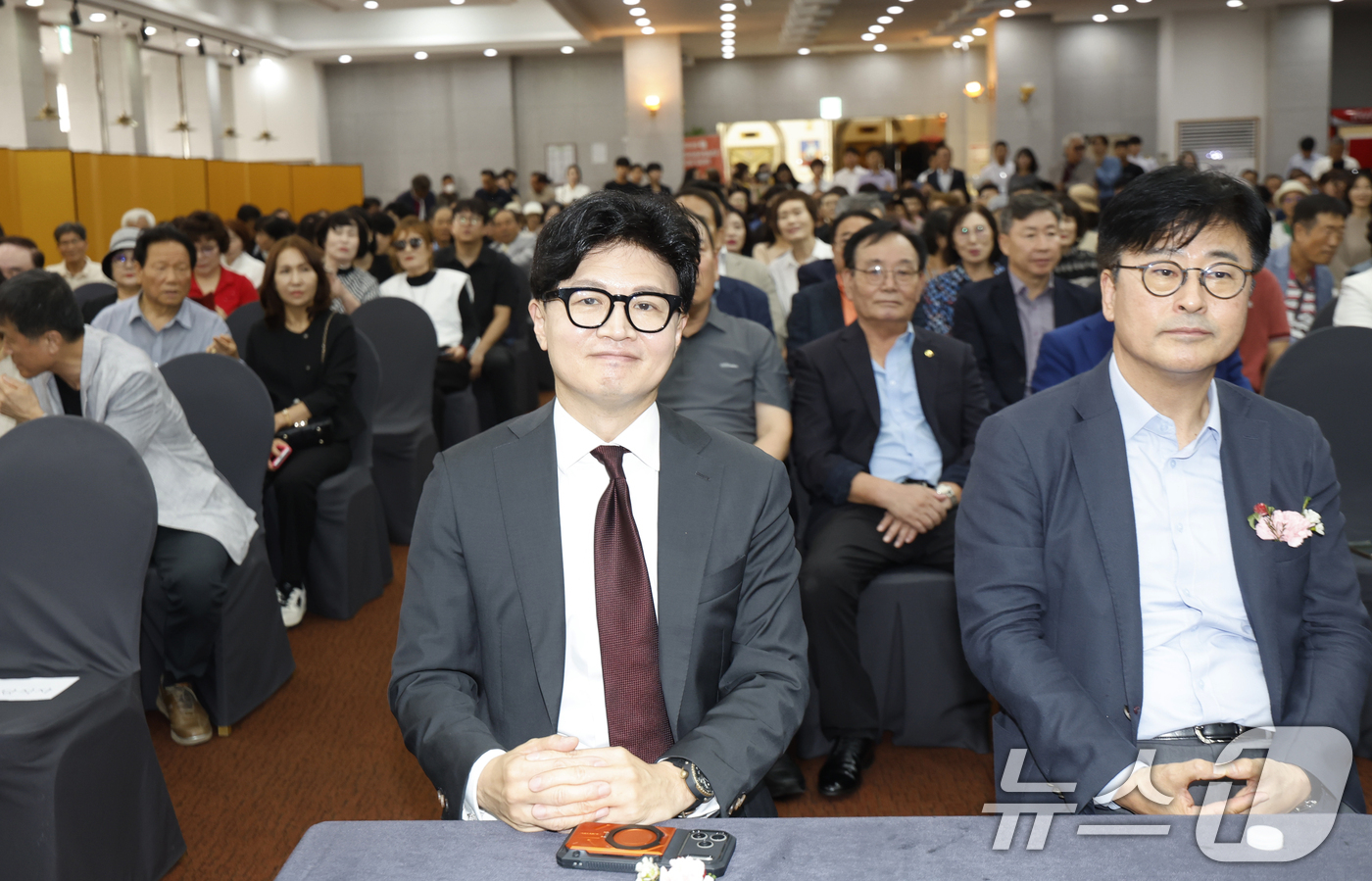 (광주=뉴스1) 김태성 기자 = 한동훈 무소속 의원이 2일 전남광주통합특별시 서구 홀리데이인 호텔에서 열린 국민의힘 전남광주통합특별시당 위원장 취임식에 참석해 김종혁 전 최고위원과 …