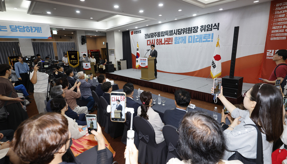 팬들 촬영속에 축사하는 한동훈 의원