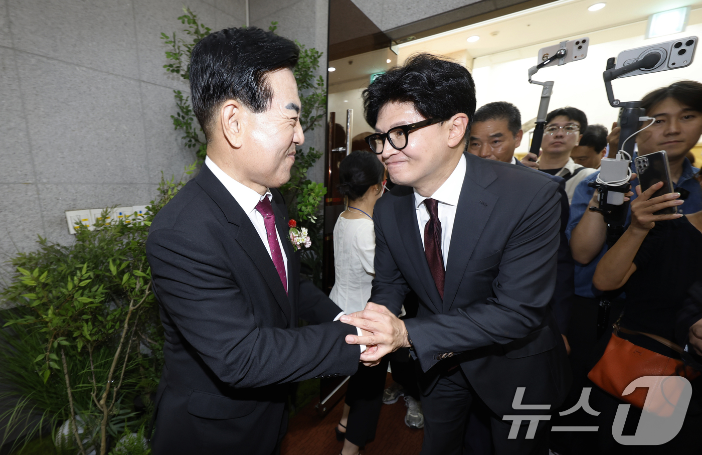 (광주=뉴스1) 김태성 기자 = 한동훈 무소속 의원이 2일 전남광주통합특별시 서구 홀리데이인 호텔에서 열린 국민의힘 전남광주통합특별시당 위원장 취임식에 참석해 김화진 위원장과 인사 …