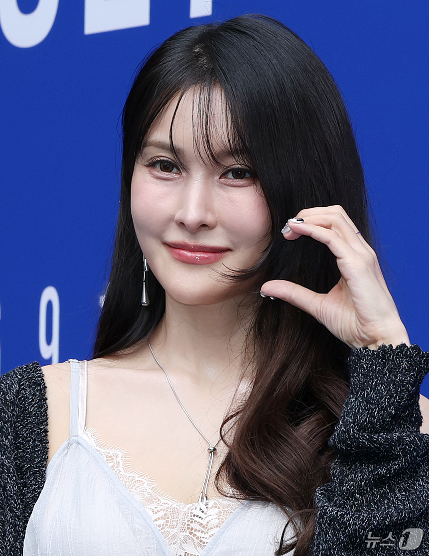(서울=뉴스1) 김진환 기자 = 카라 박규리가 2일 서울 중구 동대문디자인플라자(DDP)에서 열린 2027 S/S서울패션위크 얼킨(ul:kin) 컬렉션에 참석해 포즈를 취하고 있다 …