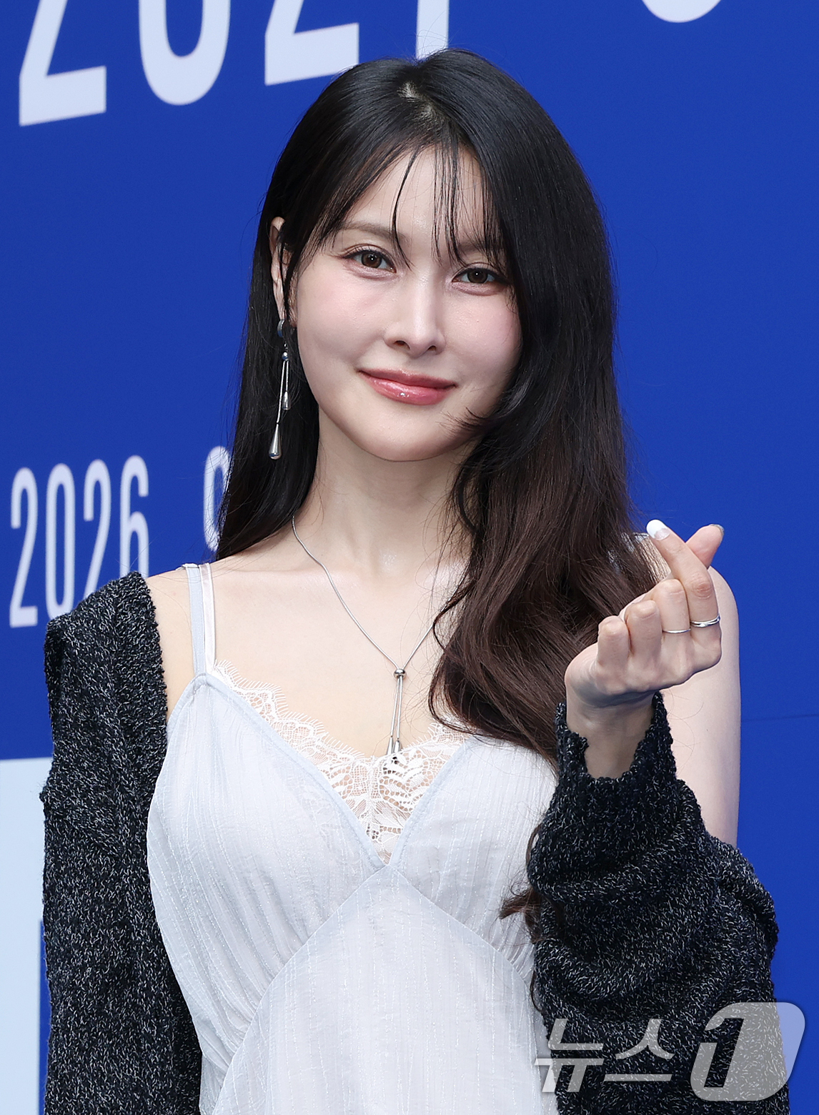 (서울=뉴스1) 김진환 기자 = 카라 박규리가 2일 서울 중구 동대문디자인플라자(DDP)에서 열린 2027 S/S서울패션위크 얼킨(ul:kin) 컬렉션에 참석해 포즈를 취하고 있다 …
