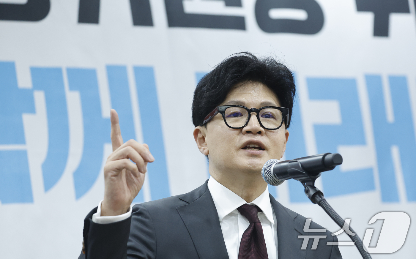 (광주=뉴스1) 김태성 기자 = 한동훈 무소속 의원이 2일 전남광주통합특별시 서구 홀리데이인 호텔에서 열린 김화진 국민의힘 전남광주통합특별시당 위원장 취임식에 참석해 축사를 하고 …