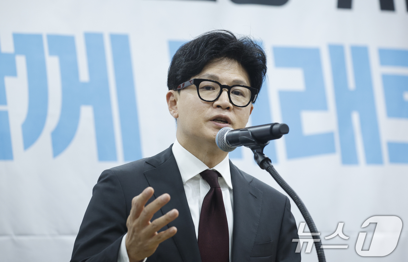 (광주=뉴스1) 김태성 기자 = 한동훈 무소속 의원이 2일 전남광주통합특별시 서구 홀리데이인 호텔에서 열린 김화진 국민의힘 전남광주통합특별시당 위원장 취임식에 참석해 축사를 하고 …