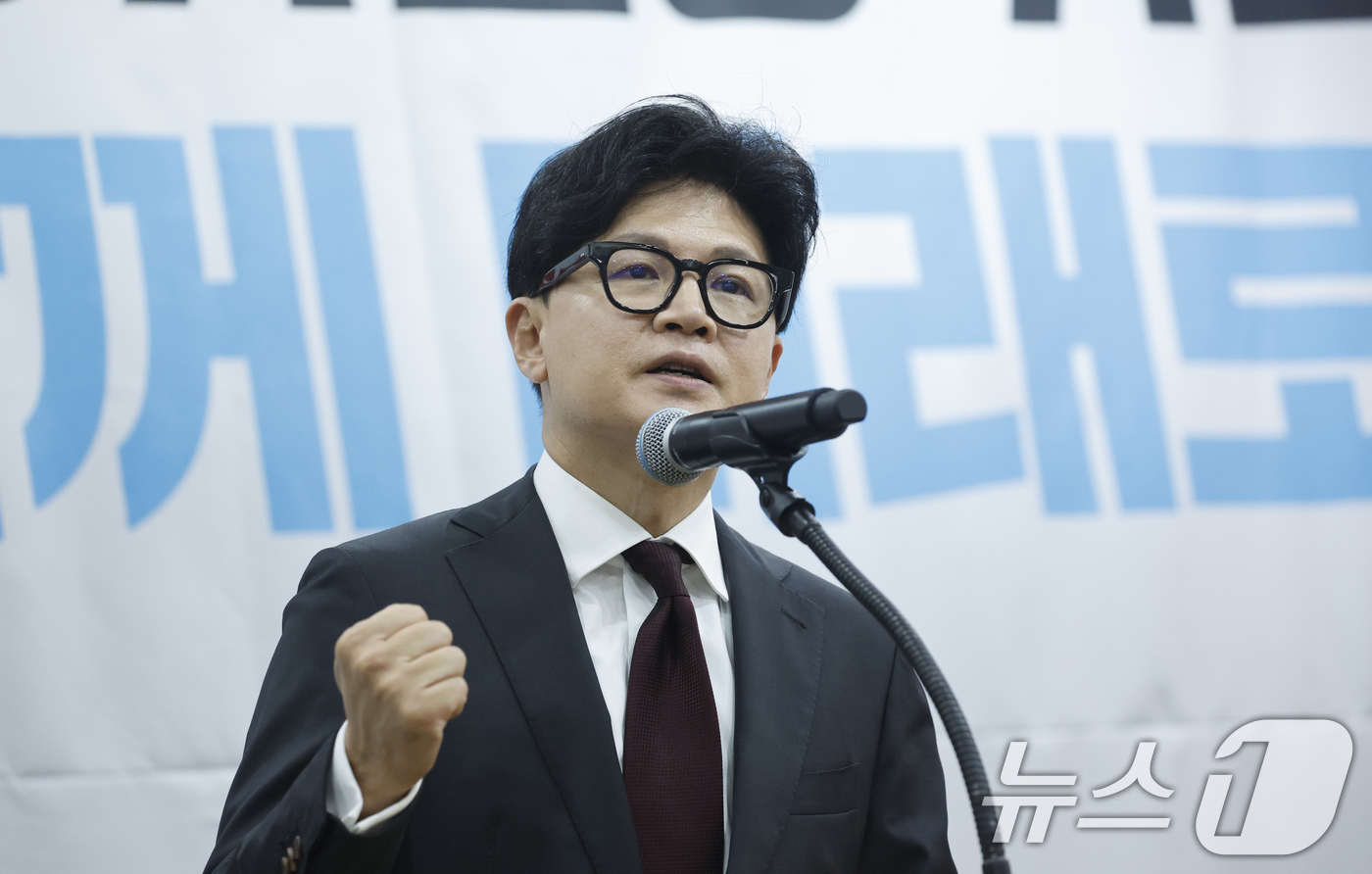 (광주=뉴스1) 김태성 기자 = 한동훈 무소속 의원이 2일 전남광주통합특별시 서구 홀리데이인 호텔에서 열린 김화진 국민의힘 전남광주통합특별시당 위원장 취임식에 참석해 축사를 하고 …