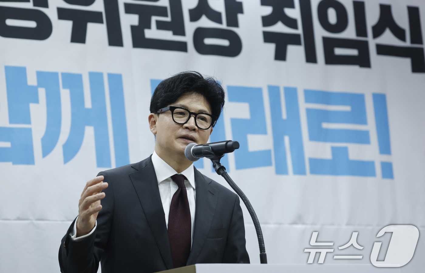 (광주=뉴스1) 김태성 기자 = 한동훈 무소속 의원이 2일 전남광주통합특별시 서구 홀리데이인 호텔에서 열린 김화진 국민의힘 전남광주통합특별시당 위원장 취임식에 참석해 축사를 하고 …