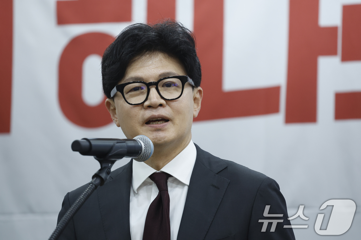 (광주=뉴스1) 김태성 기자 = 한동훈 무소속 의원이 2일 전남광주통합특별시 서구 홀리데이인 호텔에서 열린 김화진 국민의힘 전남광주통합특별시당 위원장 취임식에 참석해 축사를 하고 …