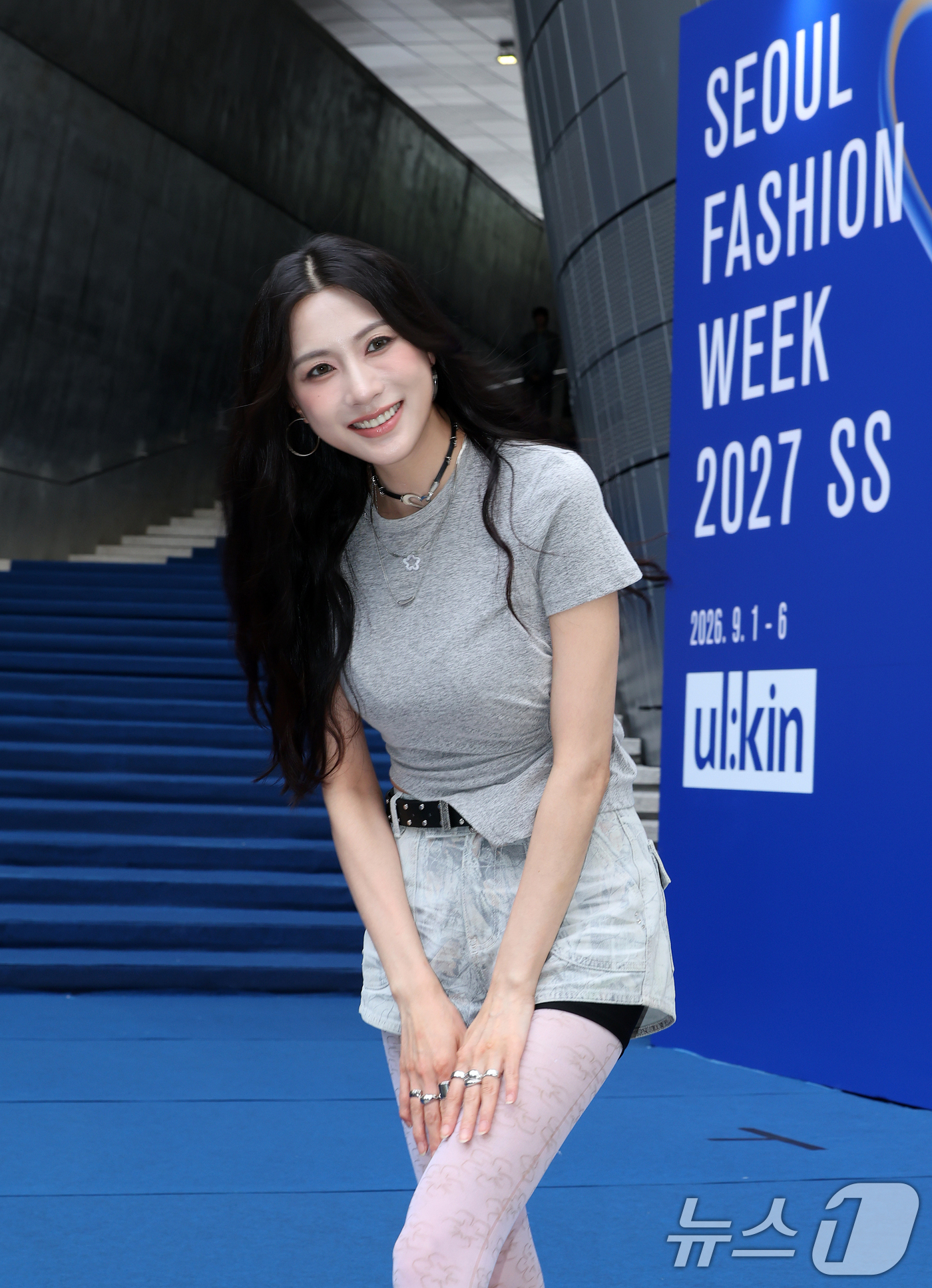 (서울=뉴스1) 김진환 기자 = 에이핑크 오하영이 2일 서울 중구 동대문디자인플라자(DDP)에서 열린 2027 S/S서울패션위크 얼킨(ul:kin) 컬렉션에 참석해 포즈를 취하고 …