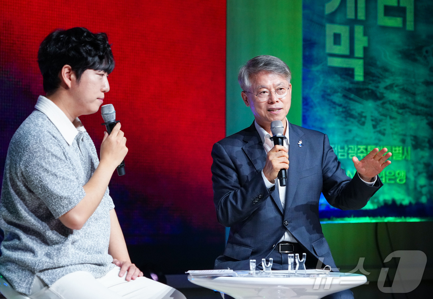 (광주=뉴스1) 전원 기자 = 민형배 전남광주통합특별시장이 2일 오전 북구 전남대학교에서 열린 '호남권 반도체 클러스터 붐업 토크콘서트'에 참석해 과학 유튜버 궤도와 '반도체 클러 …
