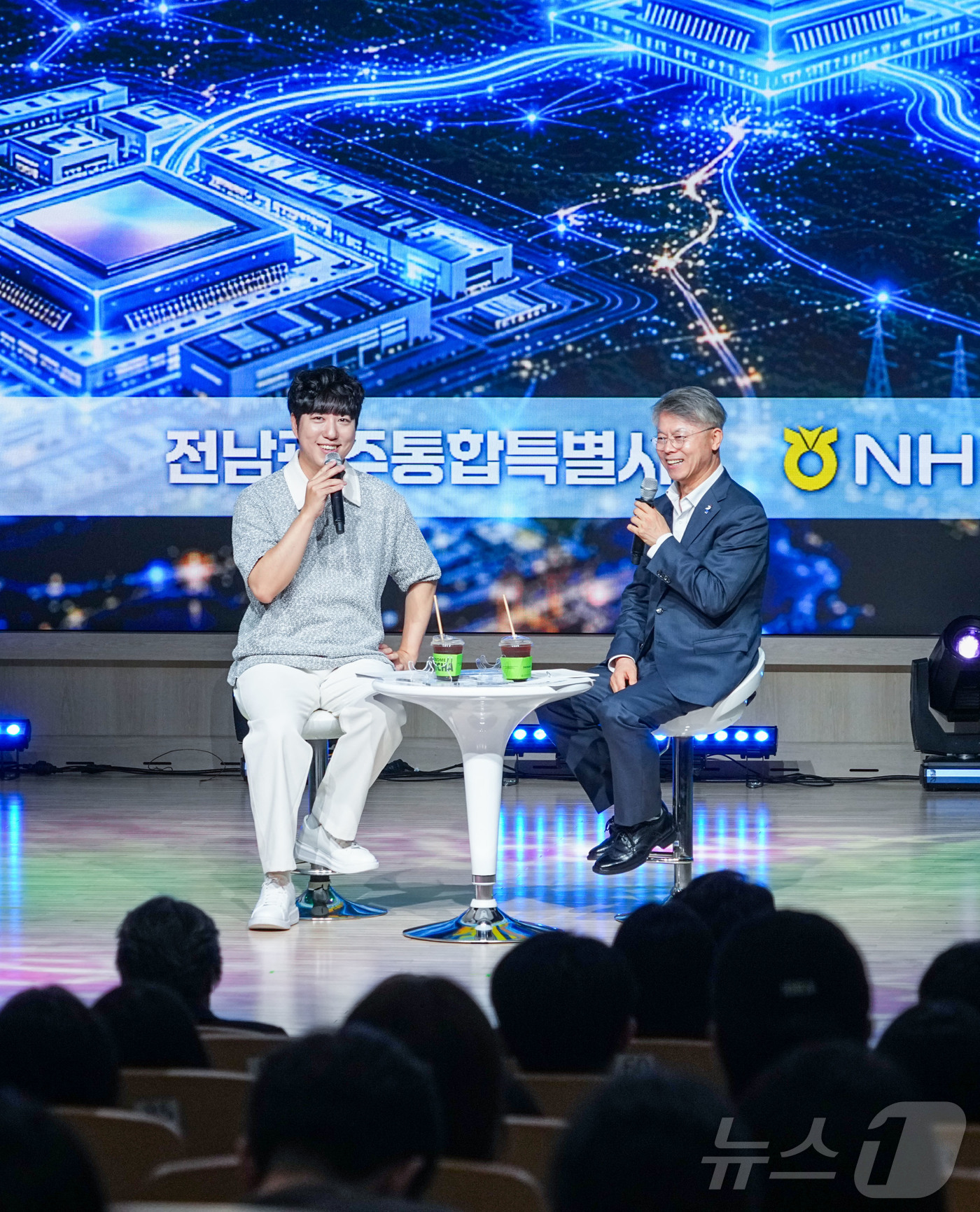 (광주=뉴스1) 전원 기자 = 민형배 전남광주통합특별시장이 2일 오전 북구 전남대학교에서 열린 '호남권 반도체 클러스터 붐업 토크콘서트'에 참석해 과학 유튜버 궤도와 '반도체 클러 …