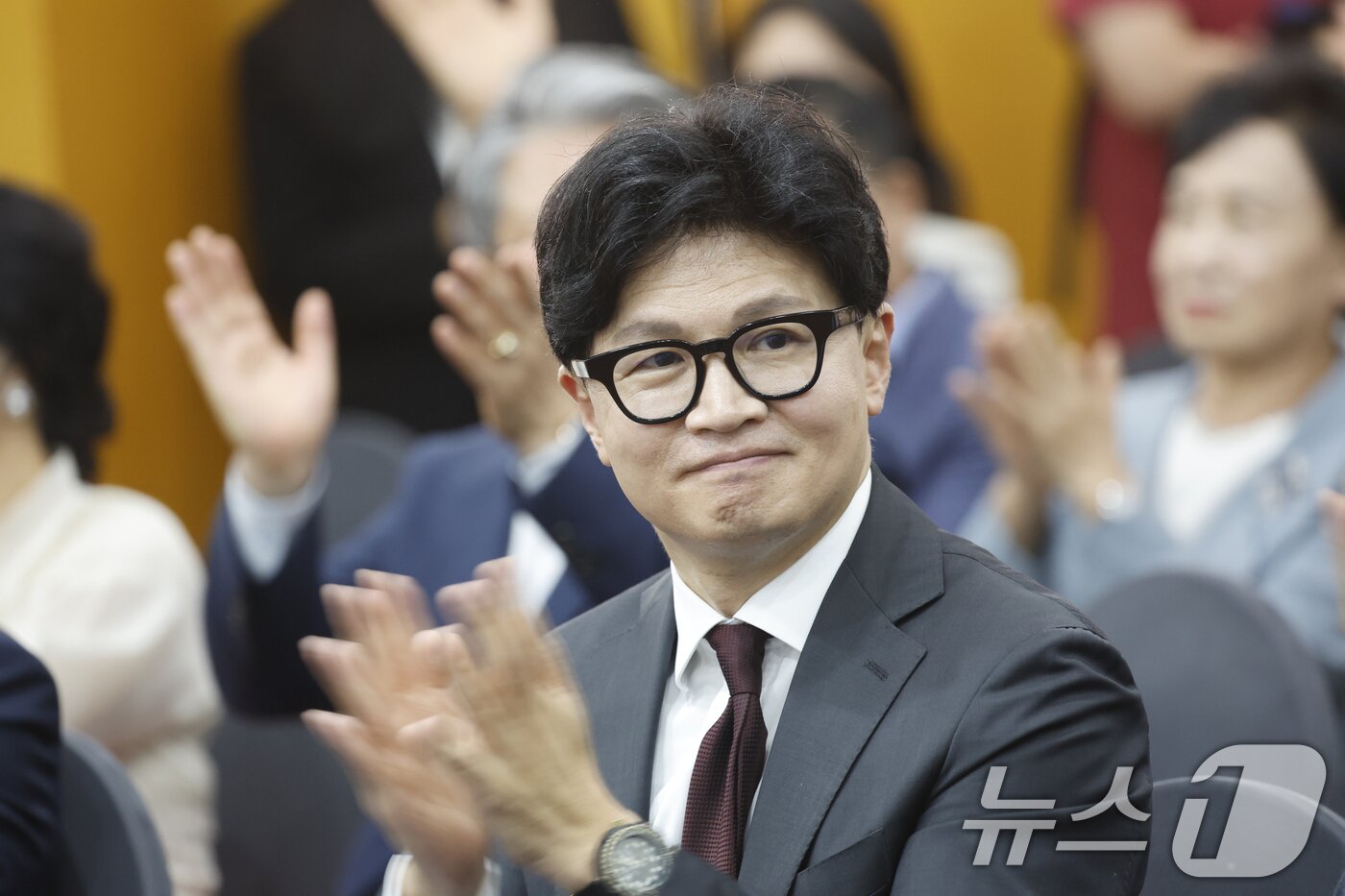 본문 이미지 - 한동훈 무소속 의원이 9월 2일 전남광주통합특별시 서구 홀리데이인 호텔에서 열린 김화진 국민의힘 전남광주통합특별시당 위원장 취임식에 참석해 박수를 치고 있다. 2026.9.2 ⓒ 뉴스1 김태성 기자