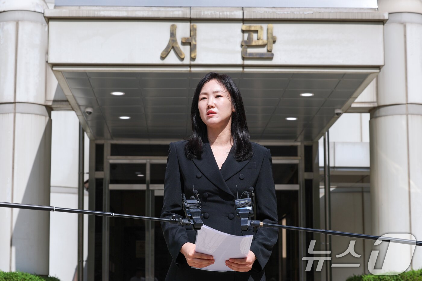 본문 이미지 - 색동원 성폭력사건 피해자의 변호인인 고은영 변호사가 2일 오후 서울 서초구 중앙지방법원 앞에서 중증 발달장애인 거주시설 색동원 입소자들을 성폭행한 혐의로 재판에 넘겨진 시설장 김 모씨 1심 선고에 대한 입장을 발표하고 있다.  ⓒ 뉴스1 안은나 기자