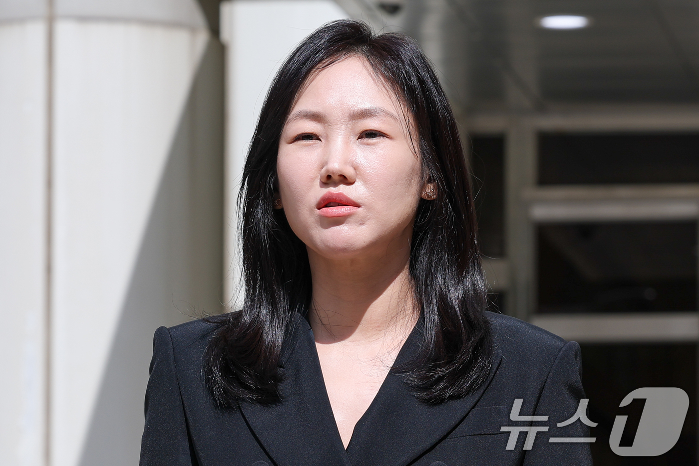 (서울=뉴스1) 안은나 기자 = 색동원 성폭력사건 피해자의 변호인인 고은영 변호사가 2일 오후 서울 서초구 중앙지방법원 앞에서 중증 발달장애인 거주시설 색동원 입소자들을 성폭행한 …