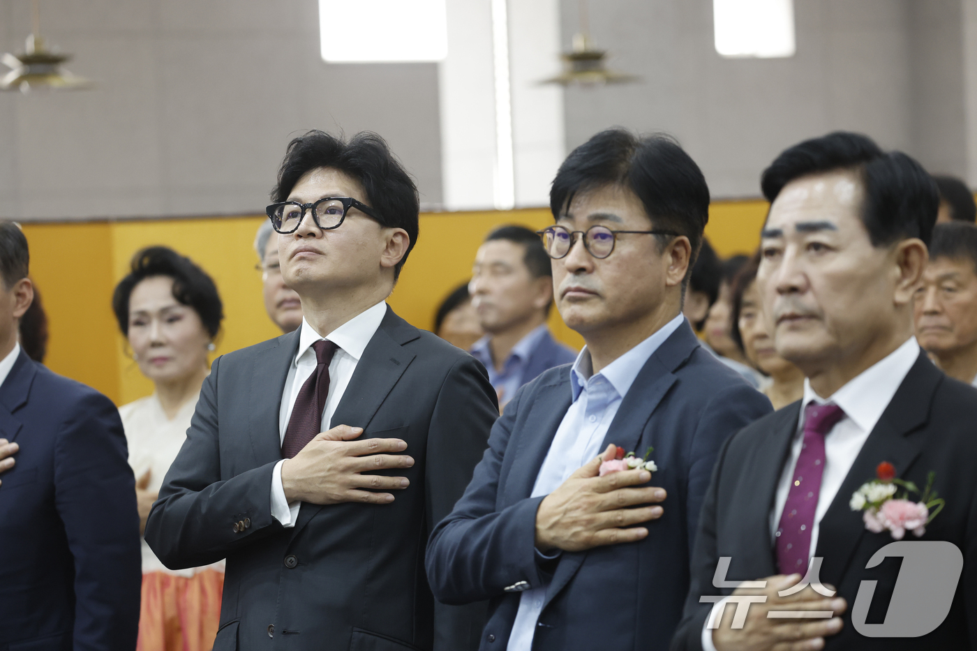 (광주=뉴스1) 김태성 기자 = 한동훈 무소속 의원이 2일 전남광주통합특별시 서구 홀리데이인 호텔에서 열린 김화진 국민의힘 전남광주통합특별시당 위원장 취임식에 참석해 국민의례를 하 …