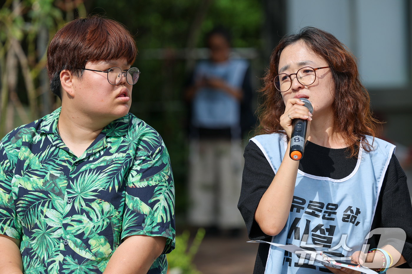 (서울=뉴스1) 안은나 기자 = 색동원 성폭력사건 공동대책위원회 미소 활동가가 2일 오후 서울 서초구 중앙지방법원 앞에서 중증 발달장애인 거주시설 색동원 입소자들을 성폭행한 혐의로 …