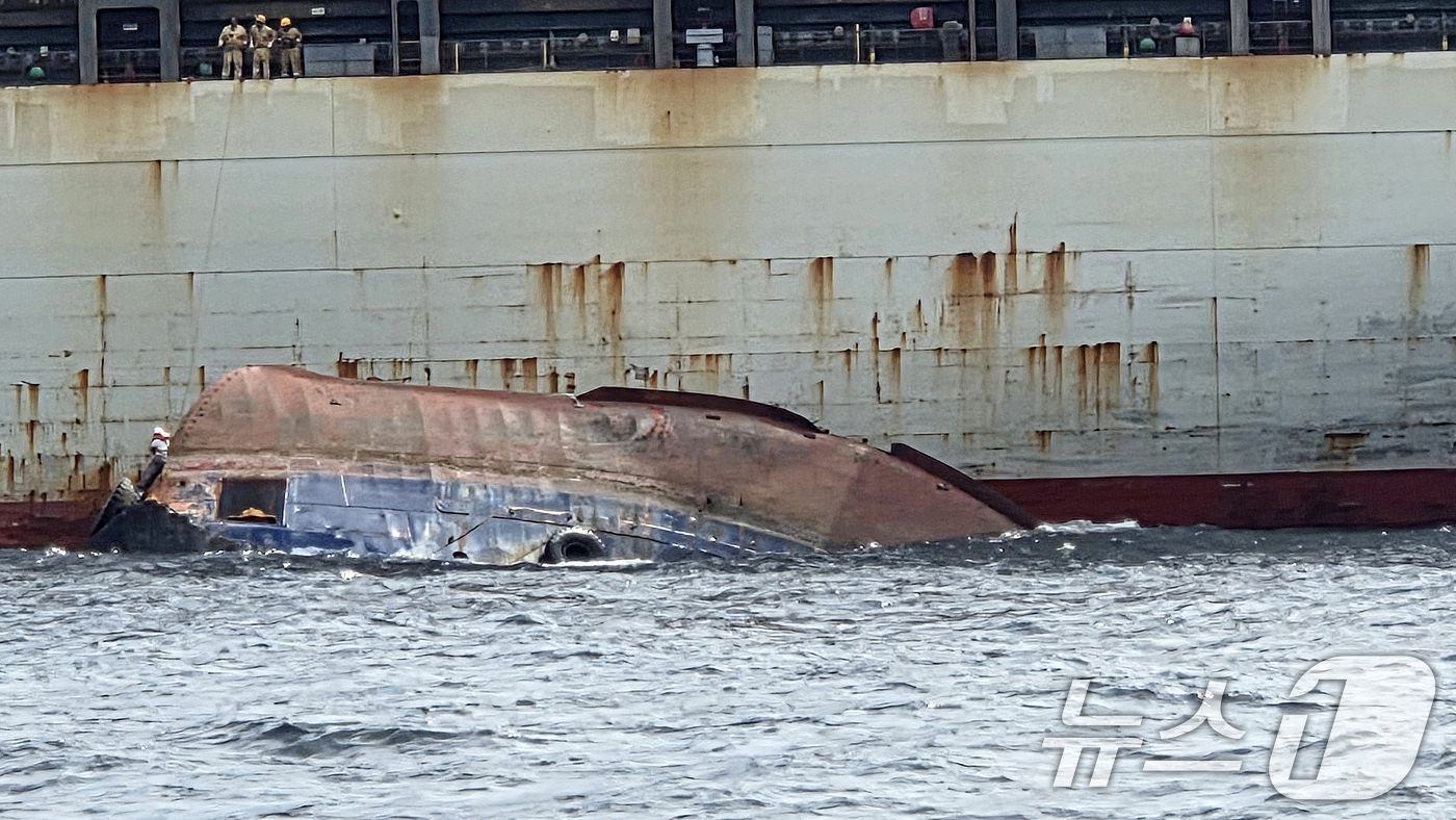 (부산=뉴스1) 윤일지 기자 = 2일 오후 부산 오륙도 남동방 약 9㎞ 해상에서 A 호(286톤, 견인용 예선)가 전복돼 부산해경이 구조작업을 진행하고 있다. 사진은 사고 현장에 …