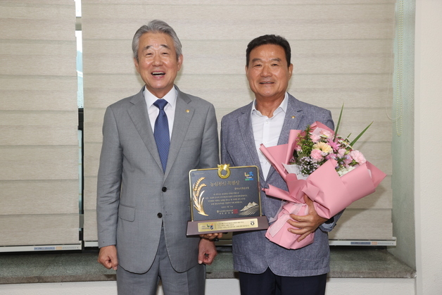 강호동 농협회장, 홍천농협 찾아 현장경영…'농심천심 특별상' 수여