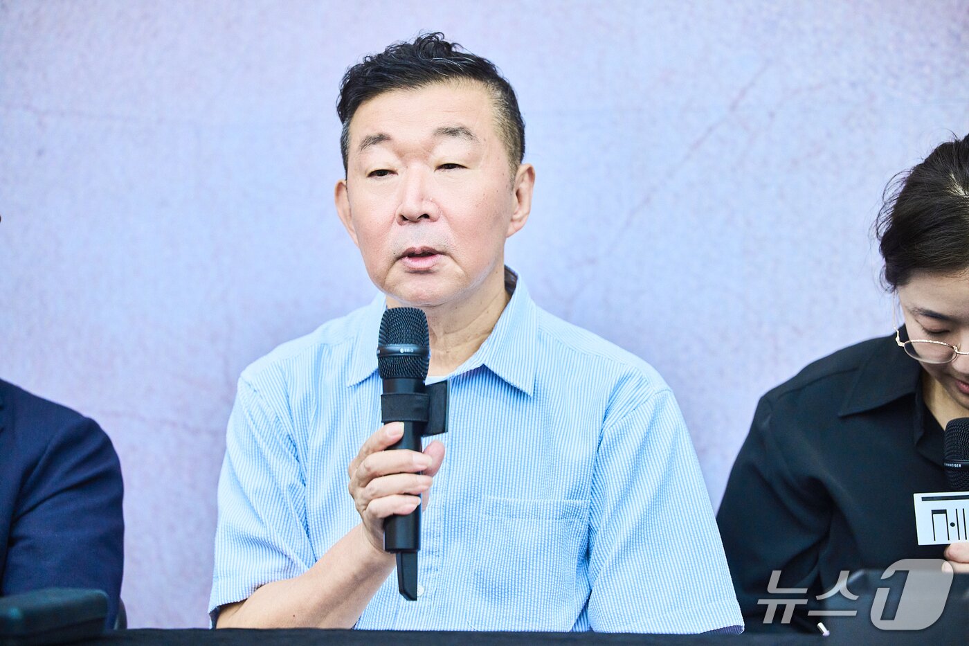 본문 이미지 - 정의신 연출은 "탄광이 60년 전 일어난 사건으로 치부되면 거기서 끝난다"며 "급격한 경제성장 속 한국 사회 가족의 급격한 쇠퇴 이야기이기도 하며, 등장인물들의 고통과 슬픔은 현대사회에도 통한다고 생각한다"고도 말했다.