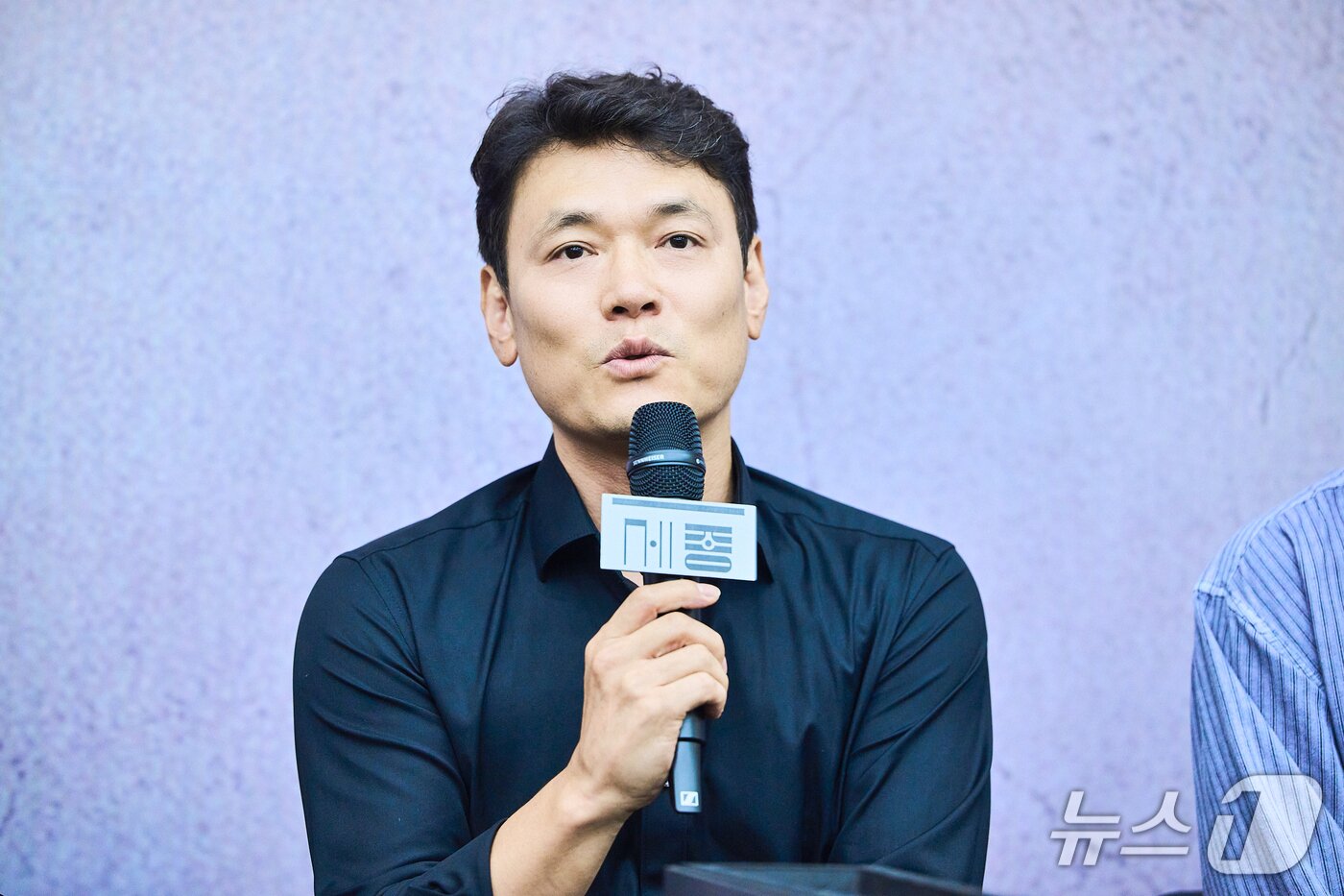 본문 이미지 - 나루히로 역의 서동갑은 정의신과 2005년 작품에서 처음 만난 뒤 20년 만에 연출과 배우로 다시 만나 기대가 크다고 밝혔다.