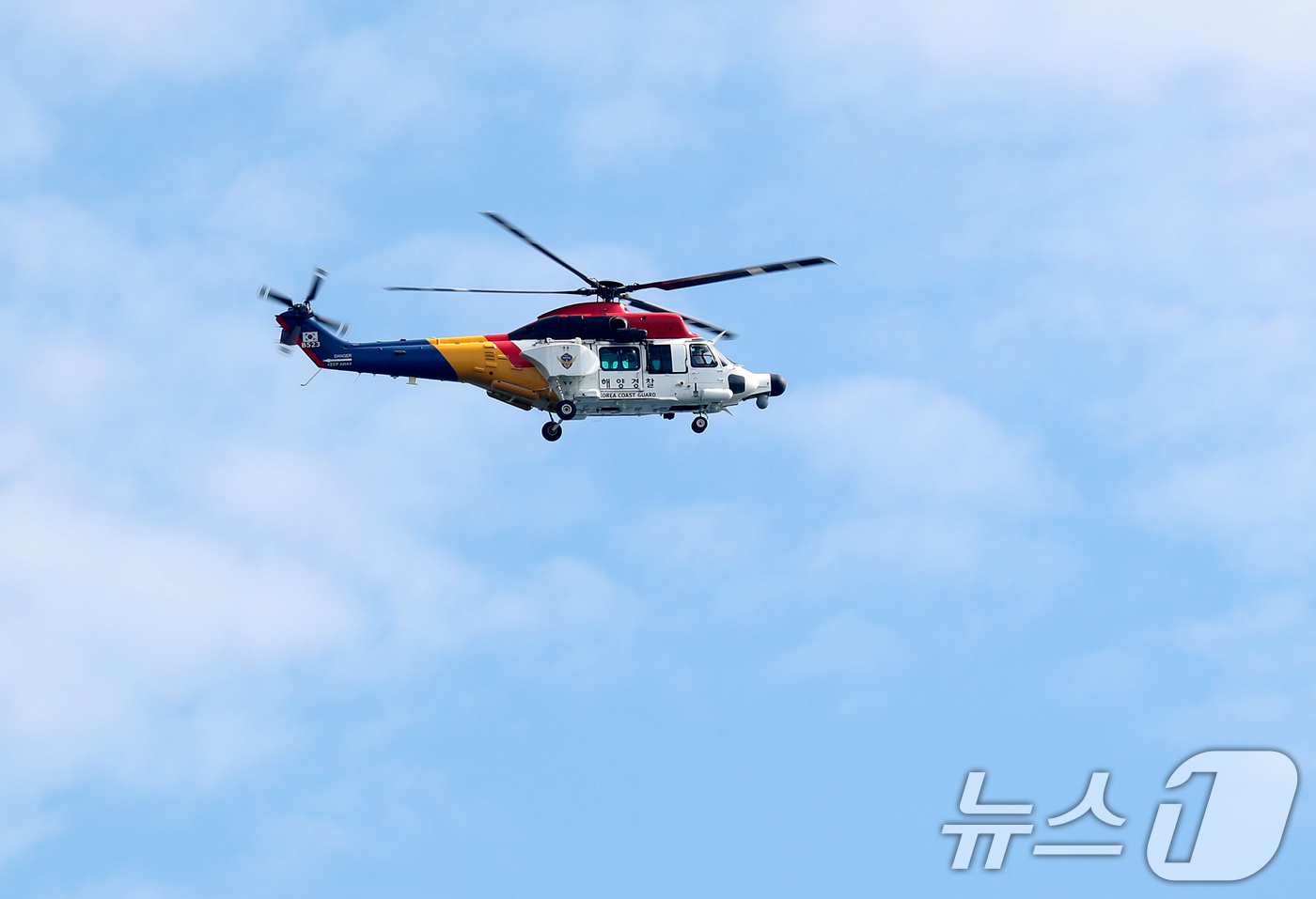 (부산=뉴스1) 윤일지 기자 = 2일 오후 부산 오륙도 남동방 약 9㎞ 해상에서 A 호(286톤, 견인용 예선)가 전복돼 부산해경 헬기가 실종자를 수색하고 있다.A 호에는 한국인 …