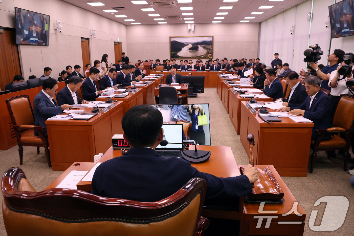 (서울=뉴스1) 황기선 기자 = 서삼석 농해수위 위원장이 2일 오후 서울 여의도 국회에서 열린 농림축산식품해양수산위원회 전체회의에서 의사봉을 두드리고 있다.  2026.9.2/뉴스 …
