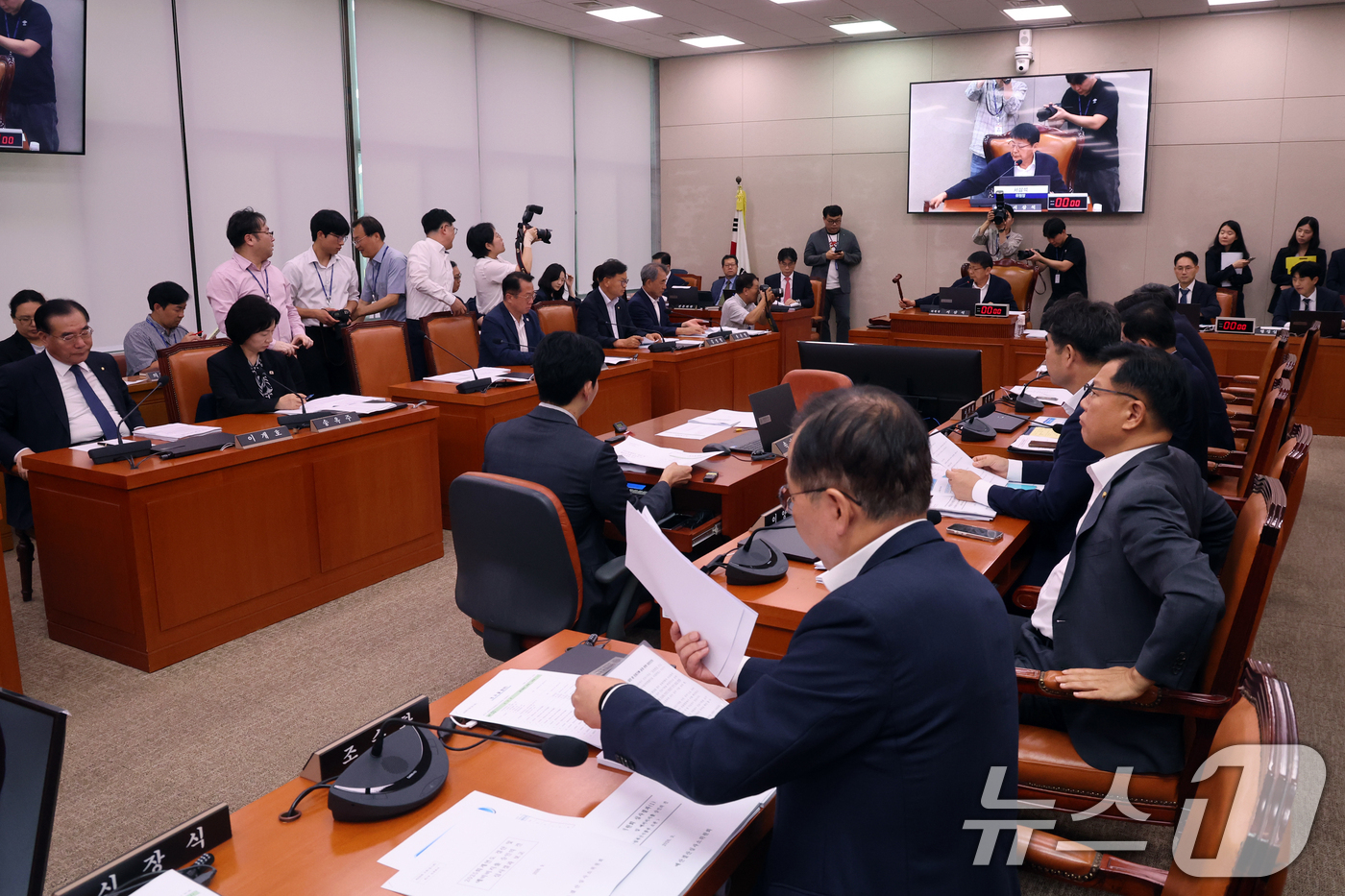 (서울=뉴스1) 황기선 기자 = 서삼석 농해수위 위원장이 2일 오후 서울 여의도 국회에서 열린 농림축산식품해양수산위원회 전체회의에서 의사봉을 두드리고 있다.  2026.9.2/뉴스 …