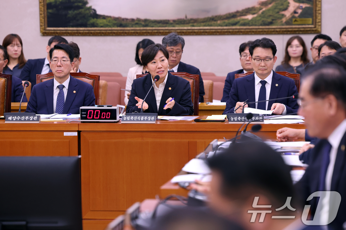 (서울=뉴스1) 황기선 기자 = 송미령 농림축산식품부 장관이 2일 오후 서울 여의도 국회에서 열린 농림축산식품해양수산위원회 전체회의에서 의원 질의에 답하고 있다.  2026.9.2 …