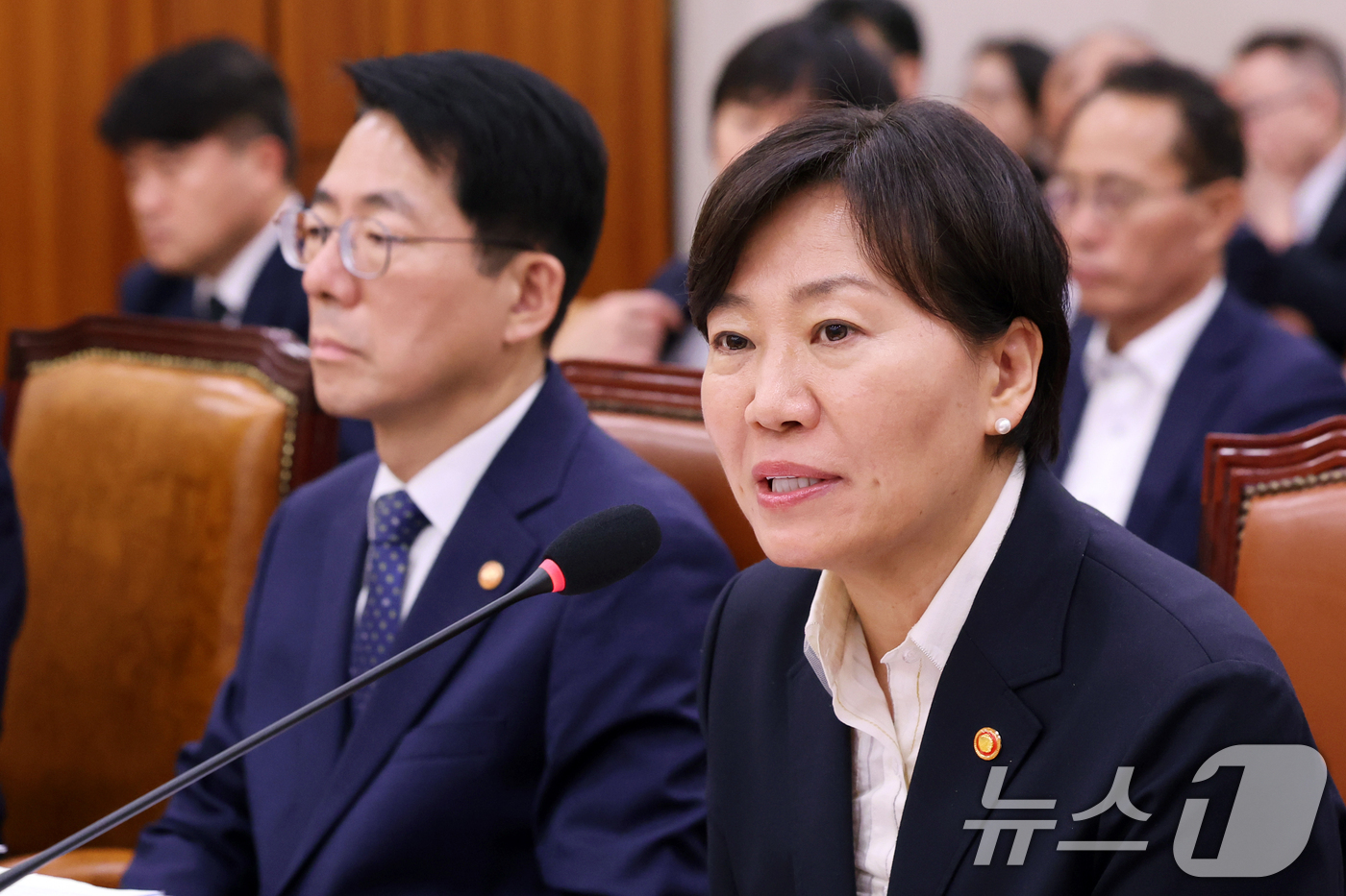 (서울=뉴스1) 황기선 기자 = 송미령 농림축산식품부 장관이 2일 오후 서울 여의도 국회에서 열린 농림축산식품해양수산위원회 전체회의에서 의원 질의에 답하고 있다.  2026.9.2 …