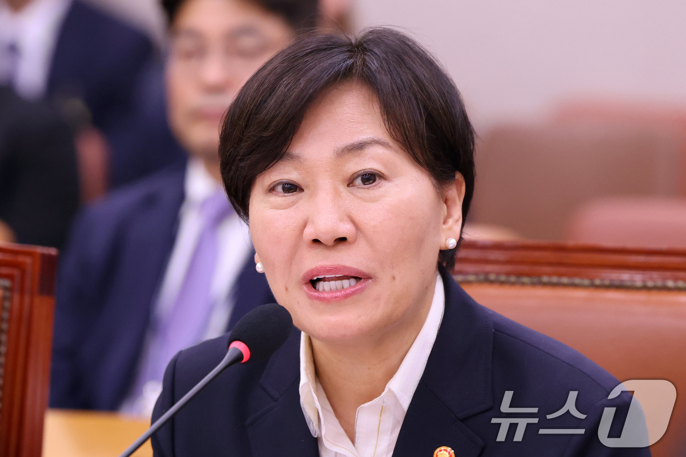 (서울=뉴스1) 황기선 기자 = 송미령 농림축산식품부 장관이 2일 오후 서울 여의도 국회에서 열린 농림축산식품해양수산위원회 전체회의에서 의원 질의에 답하고 있다.  2026.9.2 …