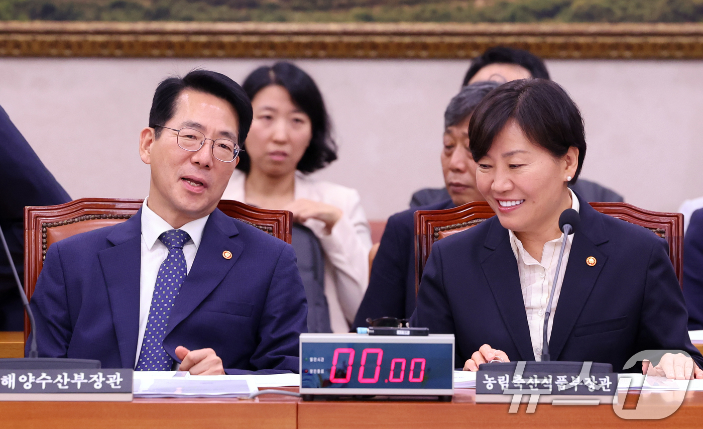 (서울=뉴스1) 황기선 기자 = 황종우 해양수산부 장관과 송미령 농림축산식품부 장관이 2일 오후 서울 여의도 국회에서 열린 농림축산식품해양수산위원회 전체회의에서 대화를 나누고 있다 …