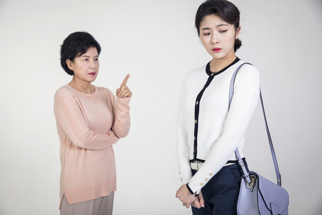 "내가 너를 얼마나 아끼는데"…며느리 일상 몰래 찍어 맘카페 올린 시모
