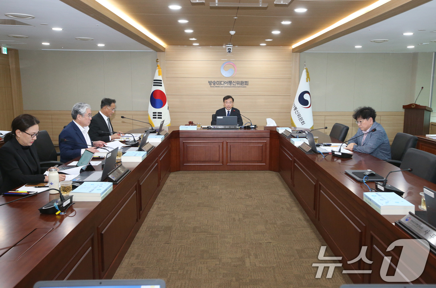 (서울=뉴스1) = 김종철 방송미디어통신위원장이 2일 경기 과천시 정부과천청사에서 '2026년 제32차 전체회의'를 주재하고 있다. (방송미디어통신위원회 제공. 재판매 및 DB 금 …