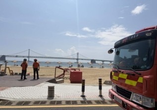 늦더위에 해수욕장 폐장해도 물놀이객…부산소방, 6곳 안전관리 연장