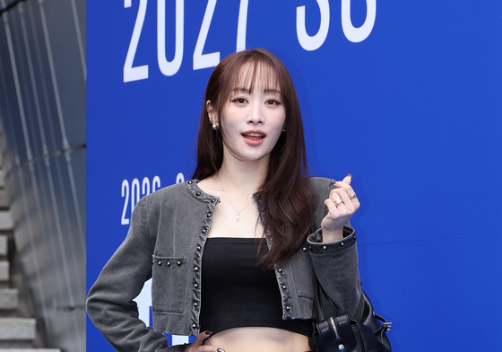 포즈 취하는 카라 니콜