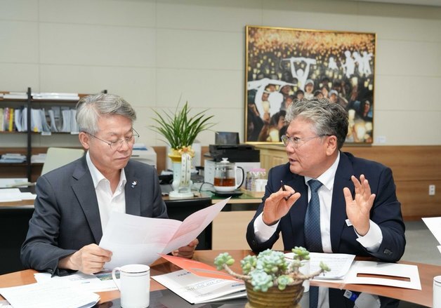 장세일 영광군수, 민형배 시장에 "반도체 소부장 산단 조성" 제안