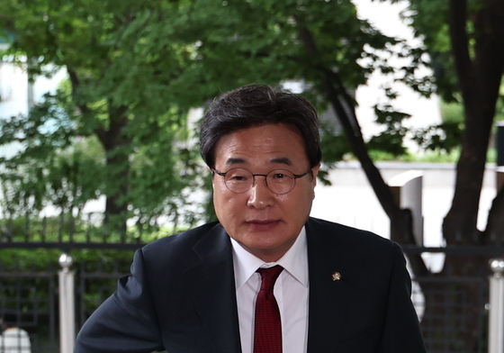 외교부 도착한 김대식 야당 간사