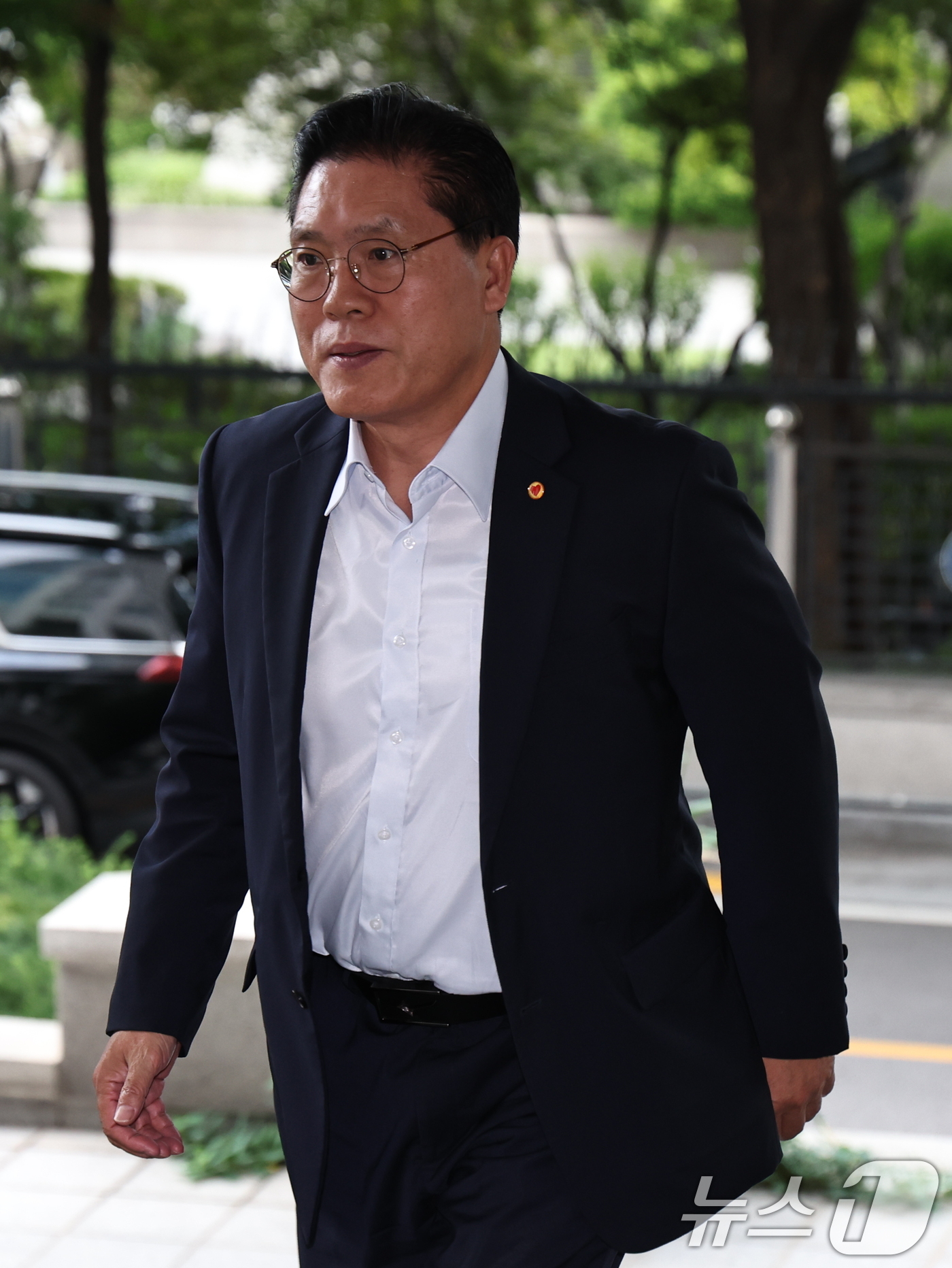 (서울=뉴스1) 이종수 기자 = 송석준 국회 외교통일위원장이 2일 서울 종로구 정부서울청사 별관 외교부로 들어서고 있다. 2026.9.2/뉴스1
