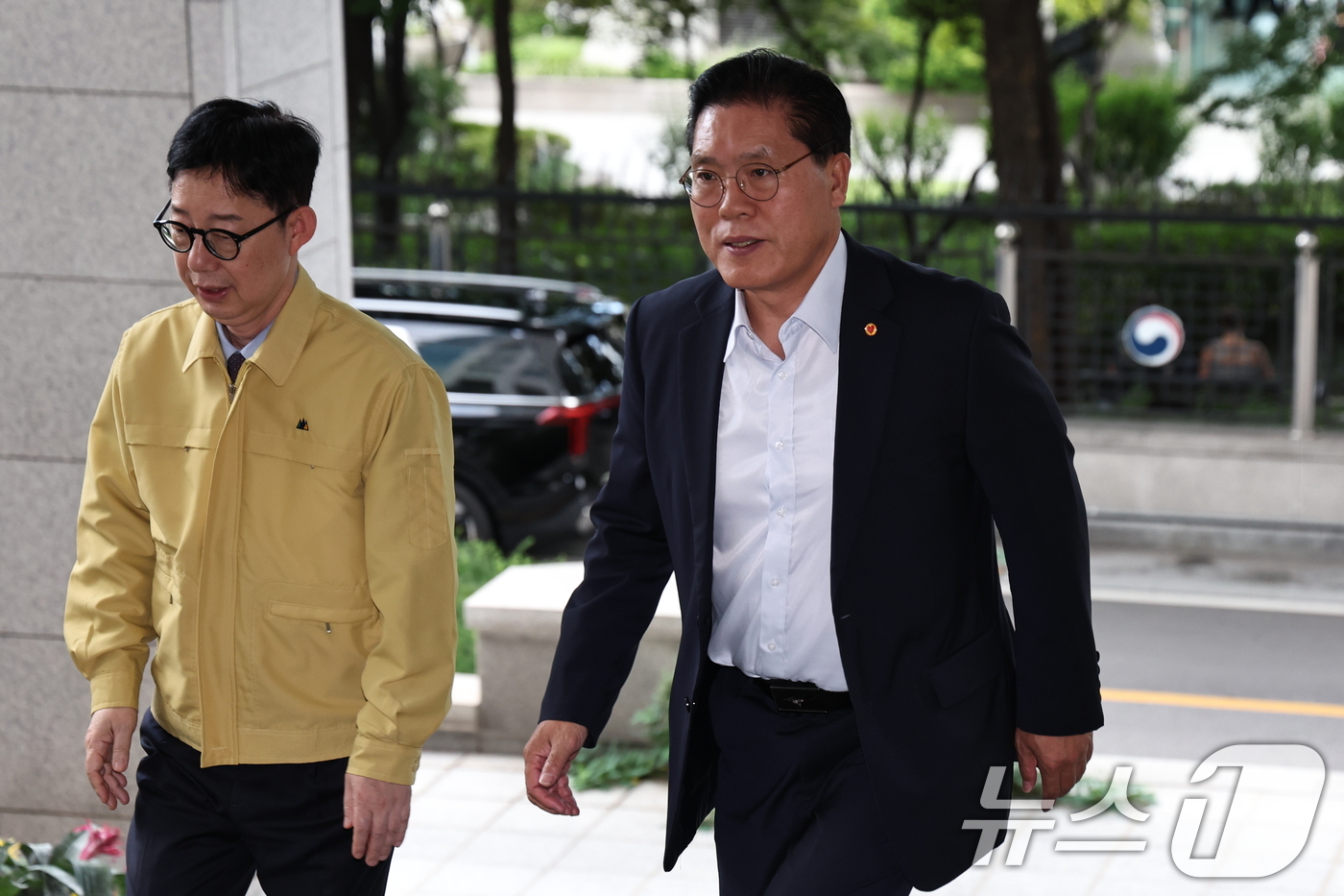 (서울=뉴스1) 이종수 기자 = 송석준 국회 외교통일위원장이 2일 서울 종로구 정부서울청사 별관 외교부로 들어서고 있다. 2026.9.2/뉴스1
