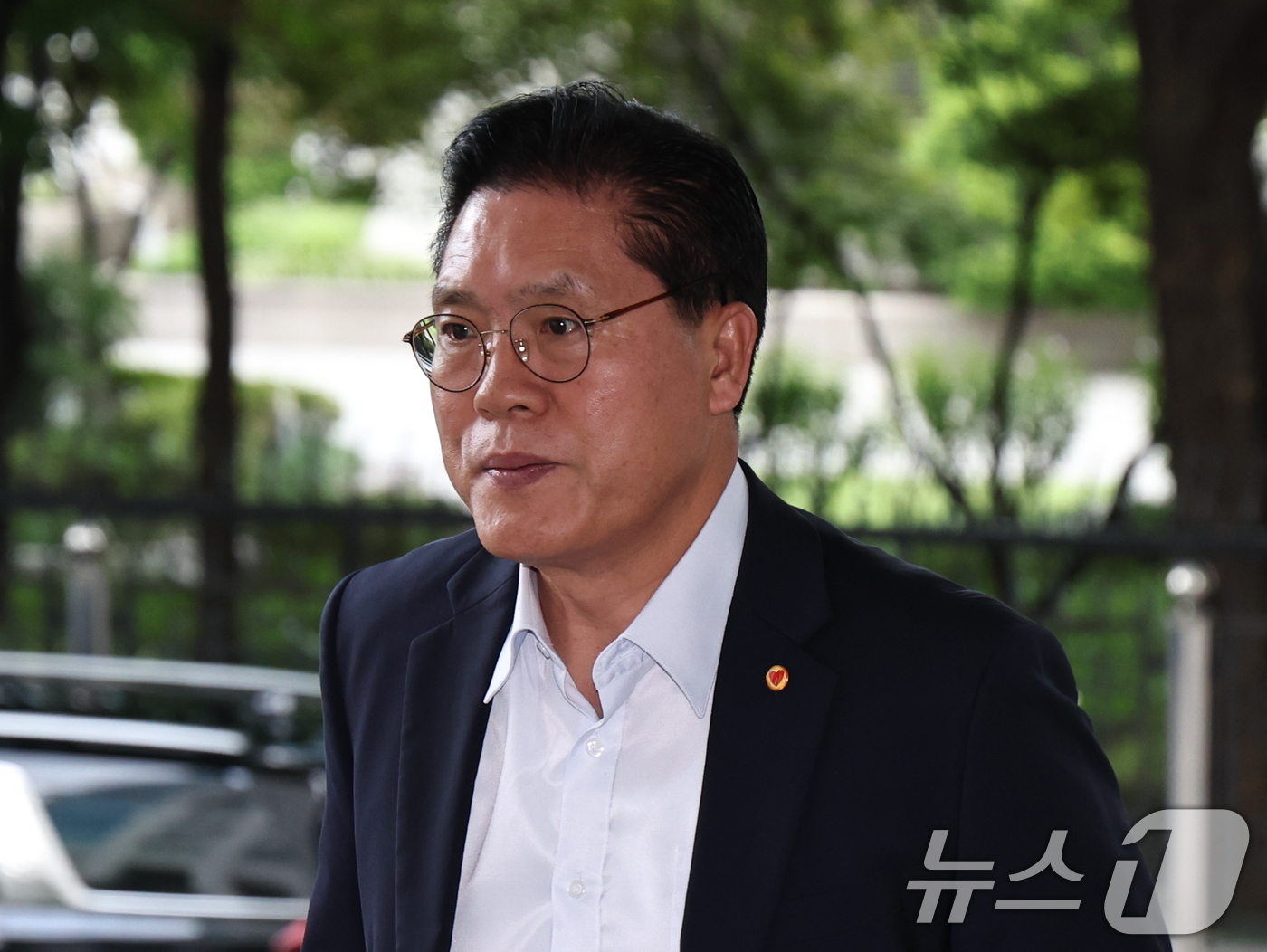 (서울=뉴스1) 이종수 기자 = 송석준 국회 외교통일위원장이 2일 서울 종로구 정부서울청사 별관 외교부로 들어서고 있다. 2026.9.2/뉴스1