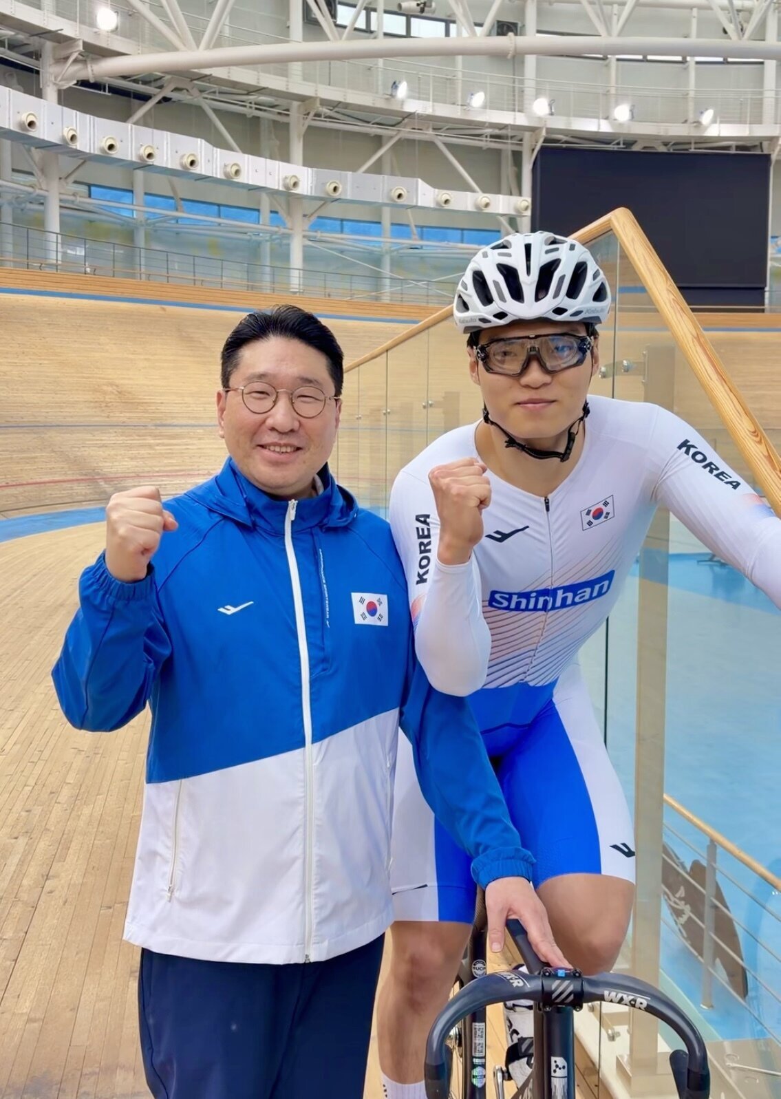 본문 이미지 - 이상현 대한사이클연맹 회장(횐쪽)과 최태호.(대한사이클연맹 제공)