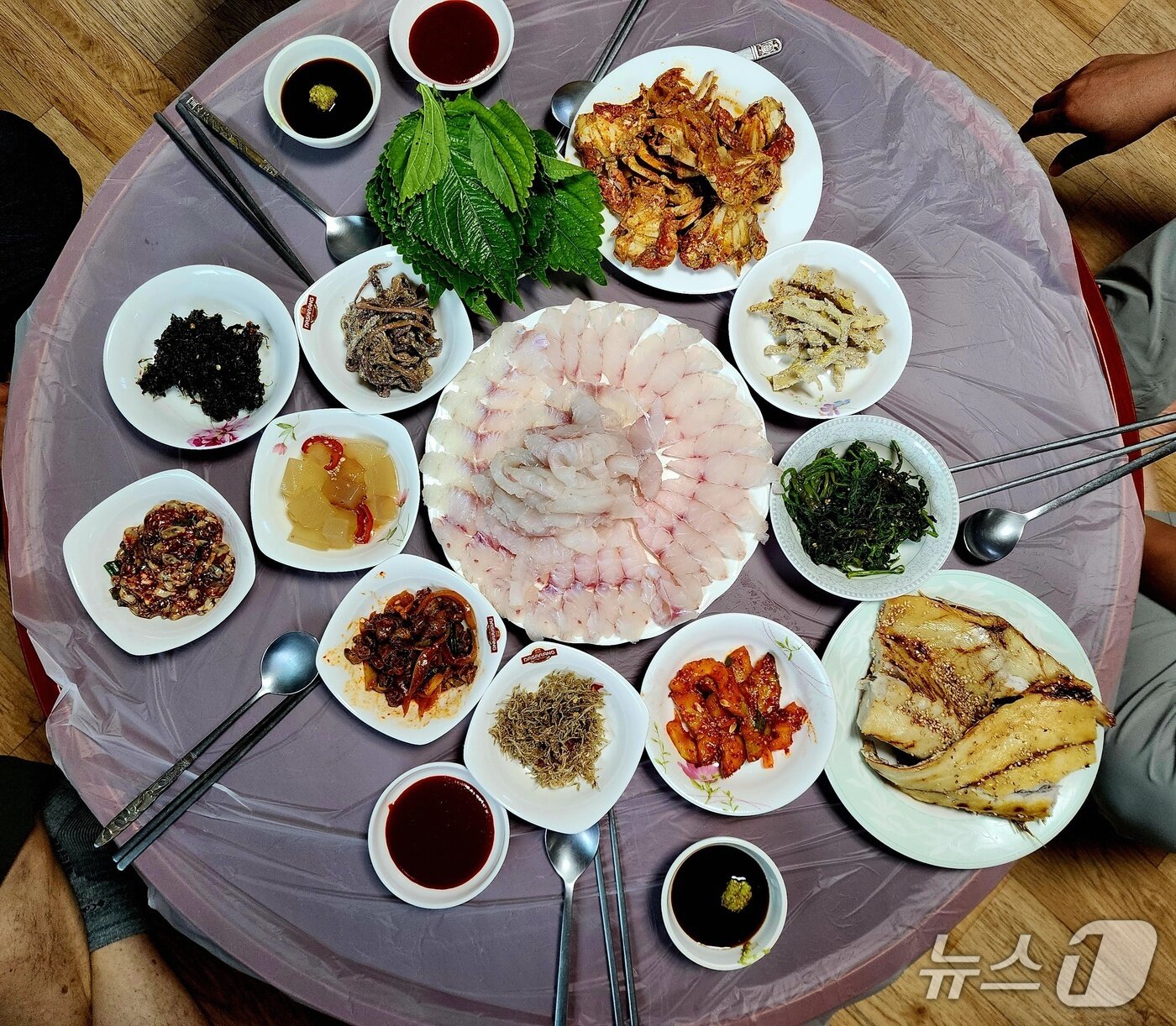 본문 이미지 - 우이도 자연밥상. 사구 풍경은 잊혀도, 민박집 밥상 맛은 잊히지 않는다. 기억날 때마다 침이 고인다. (필자 제공)